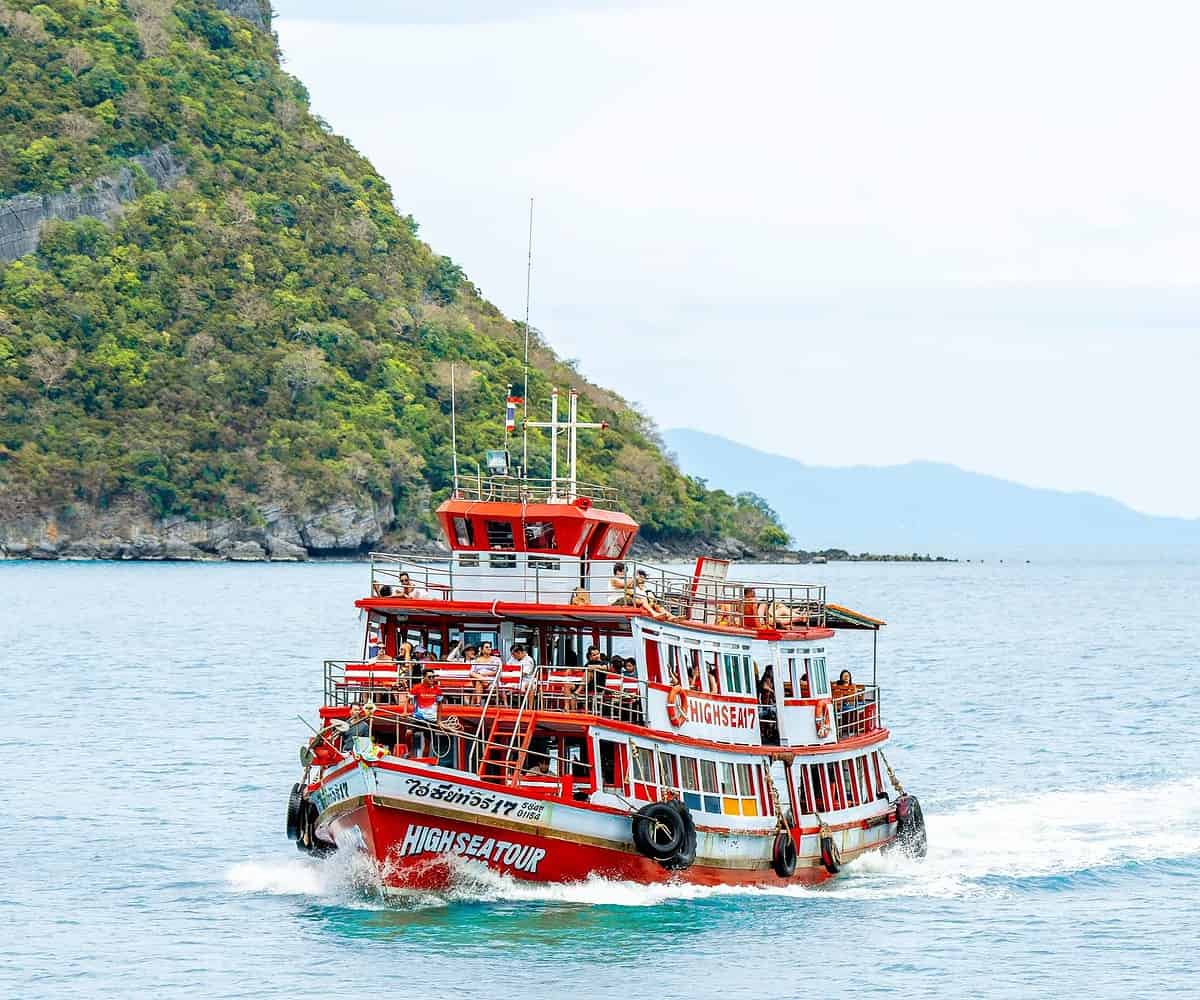 Angthong National Marine Park by Big boat